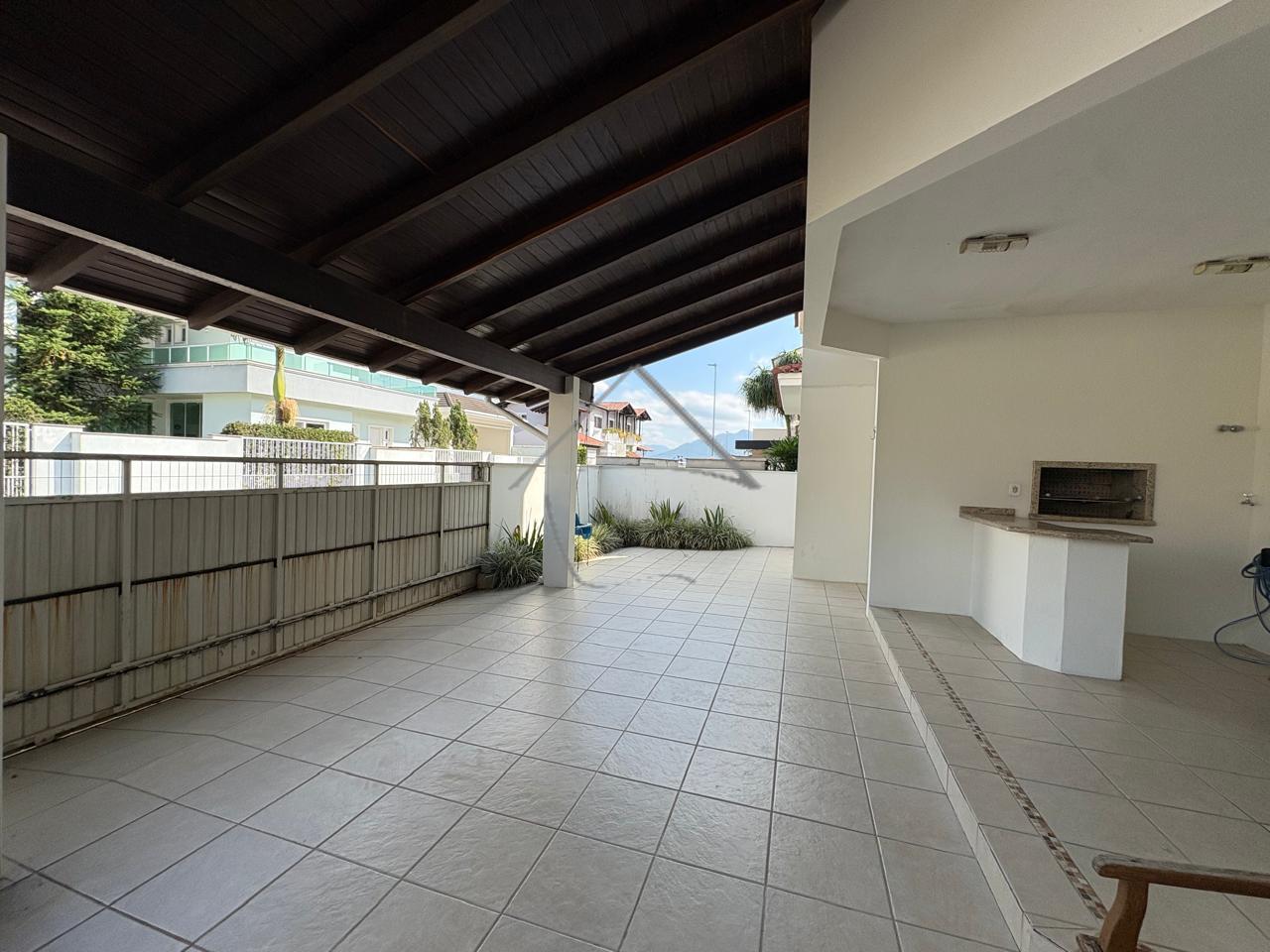 Casa com 4 SUÍTES, CONDOMÍNIO FECHADO