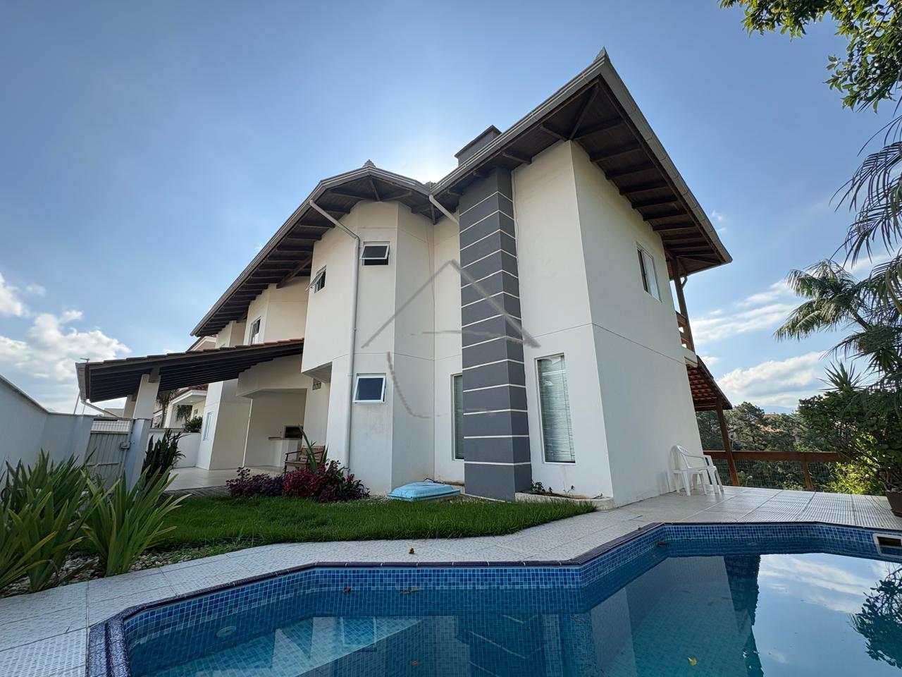 Casa com 4 SUÍTES, CONDOMÍNIO FECHADO