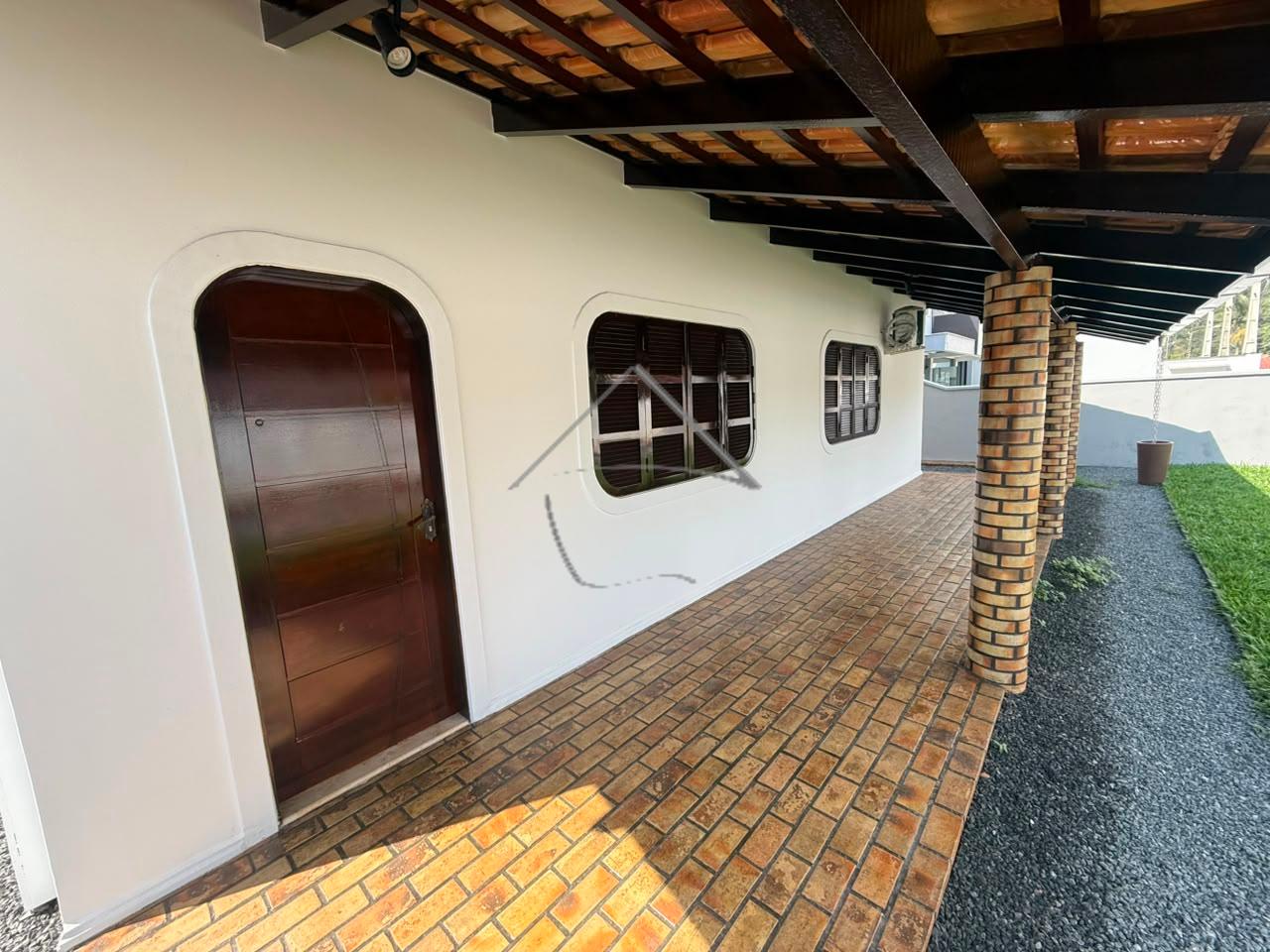 Casa com 3 dormitórios disponível para venda.