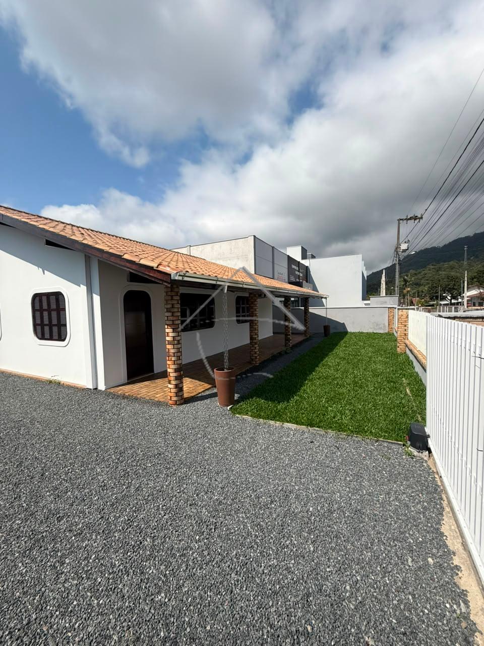 Casa com 3 dormitórios disponível para venda.