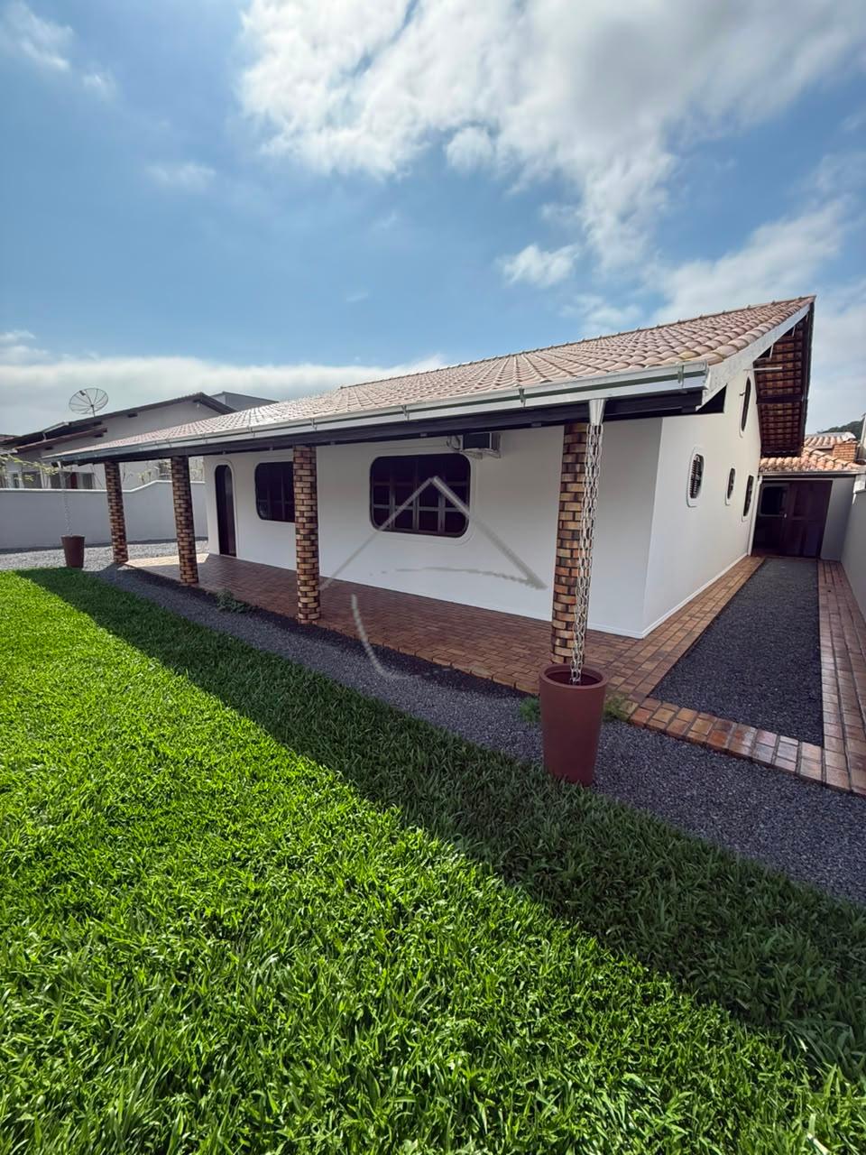 Casa com 3 dormitórios disponível para venda.