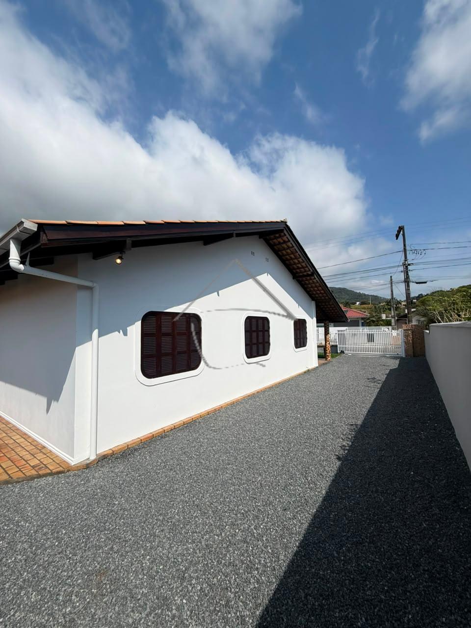 Casa com 3 dormitórios disponível para venda.