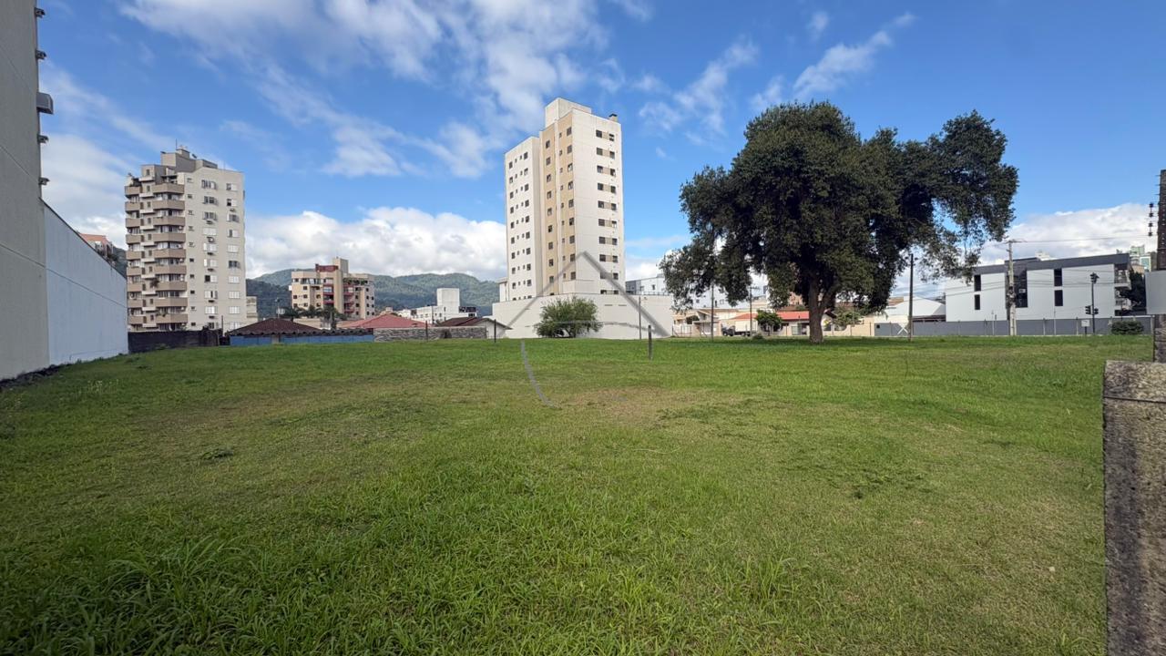 TERRENO DE ESQUINA PARA LOCAÇÃO NO CENTRO - JARAGUÁ DO SUL