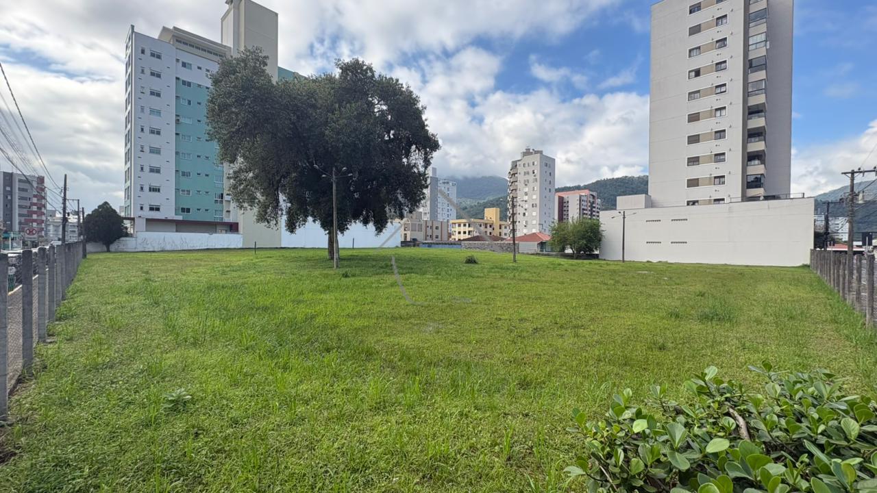 TERRENO DE ESQUINA PARA LOCAÇÃO NO CENTRO - JARAGUÁ DO SUL