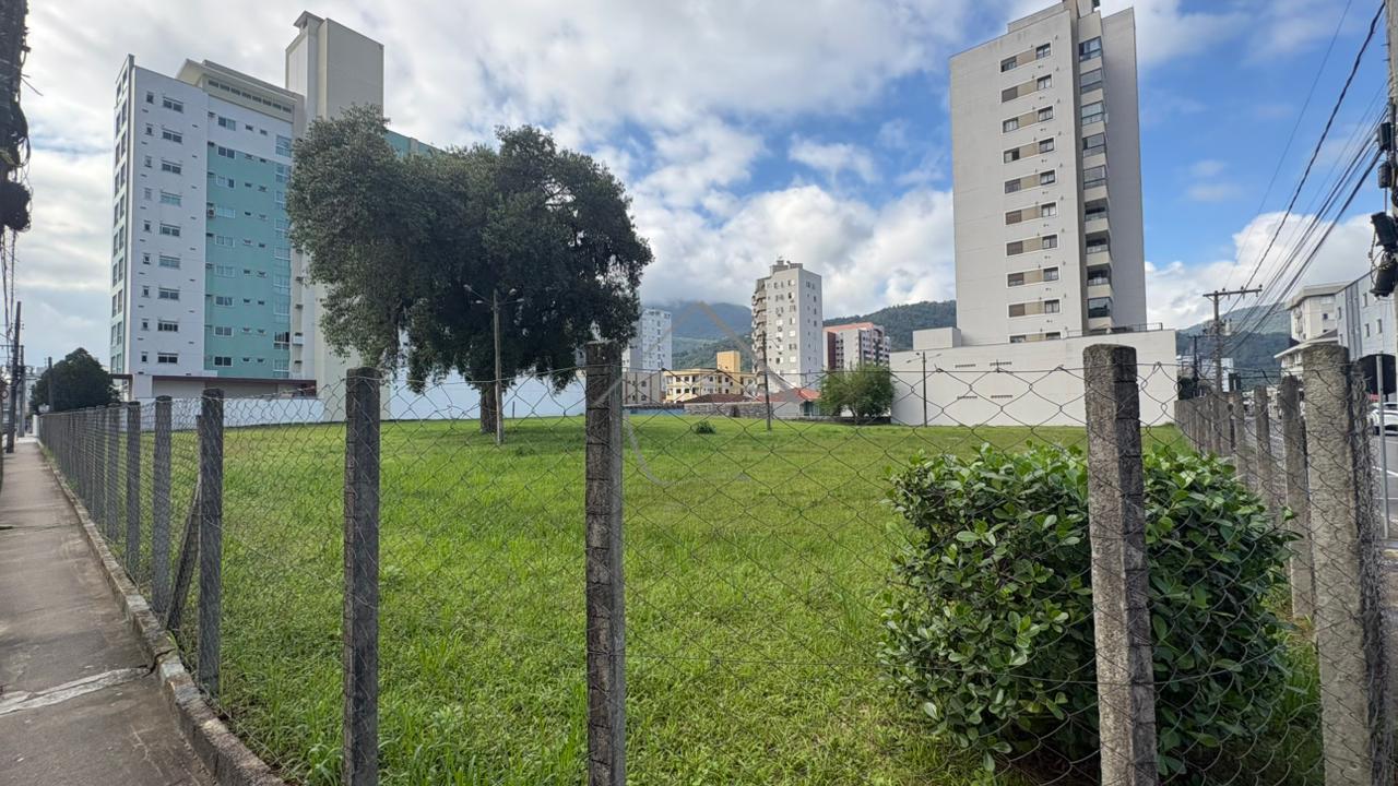 TERRENO DE ESQUINA PARA LOCAÇÃO NO CENTRO - JARAGUÁ DO SUL