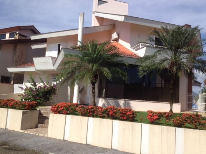 CASA BAIRRO JARAGUA ESQUERDO