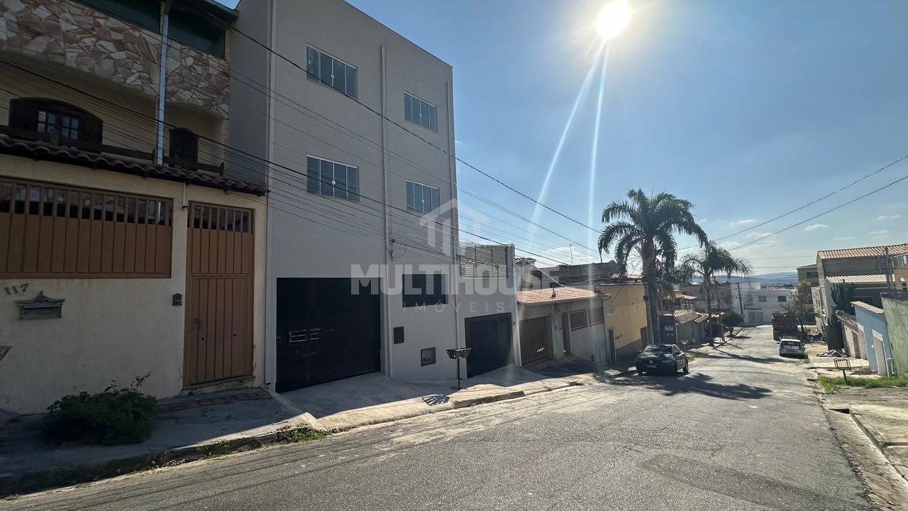 Prédio com 02 apartamentos de 02 quartos  no bairro Vitoria, B...