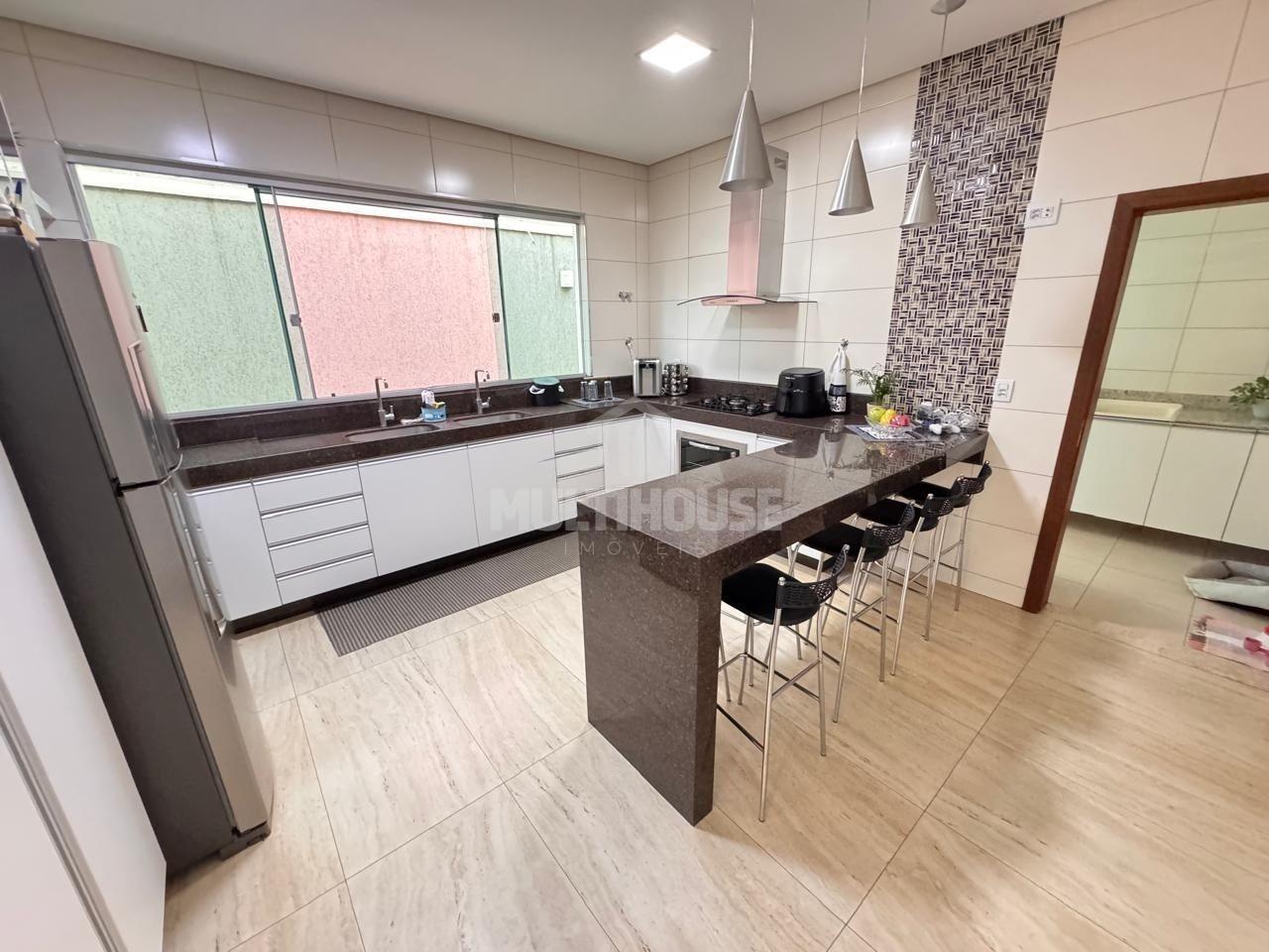 Casa com 360m  3 quartos, 1 suíte e 6 vagas à venda no Estânci...