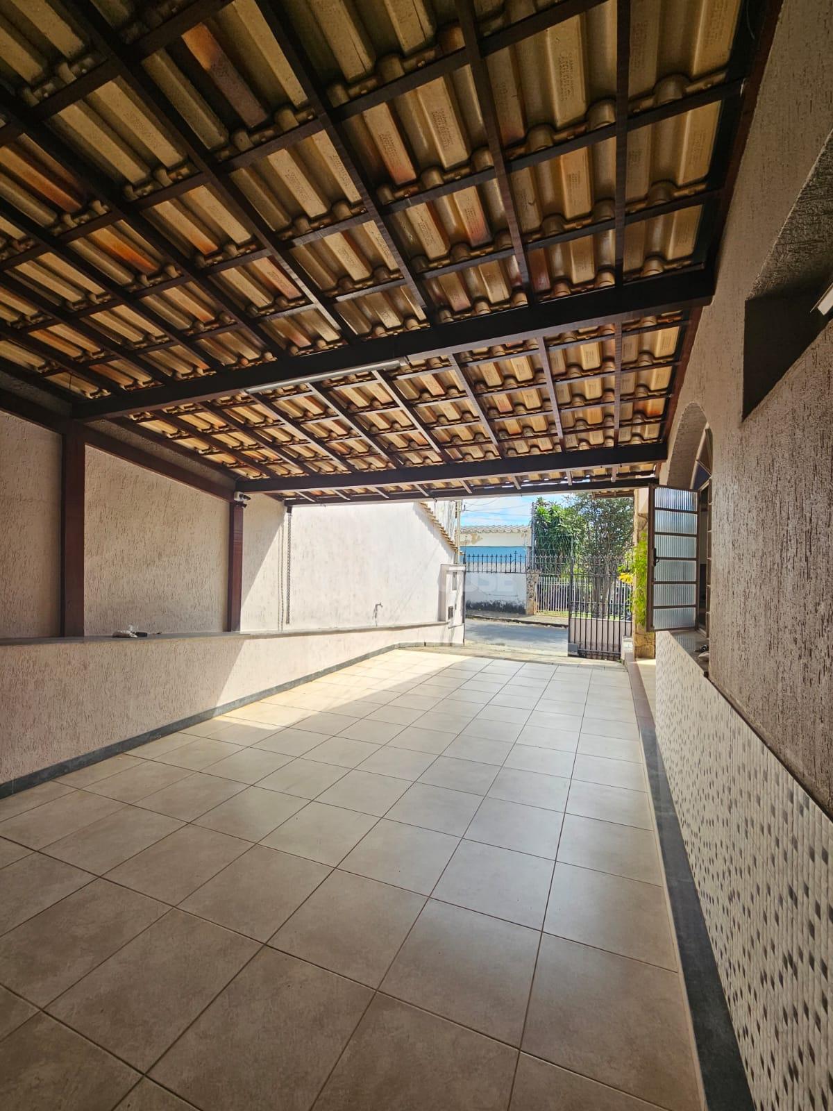 Casa com 249m  3 quartos, 1 suíte e 6 vagas para locação no ba...