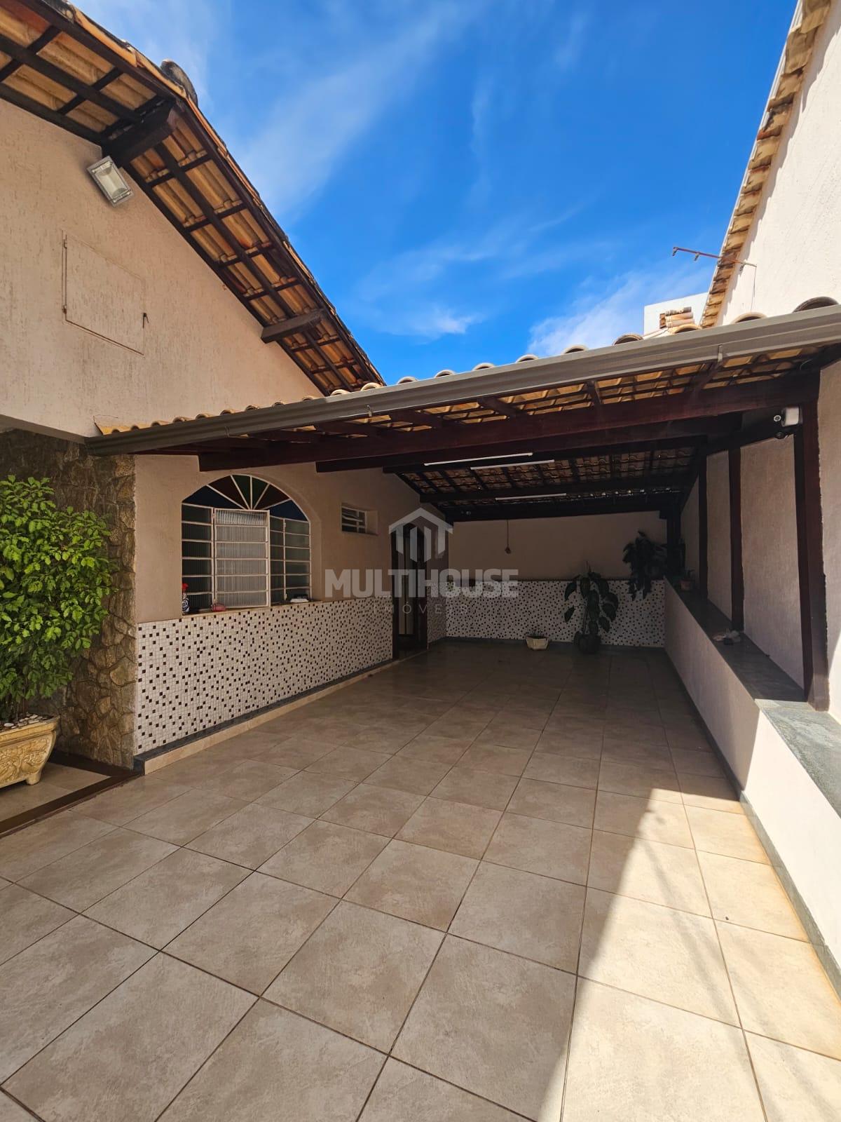 Casa com 249m  3 quartos, 1 suíte e 6 vagas para locação no ba...