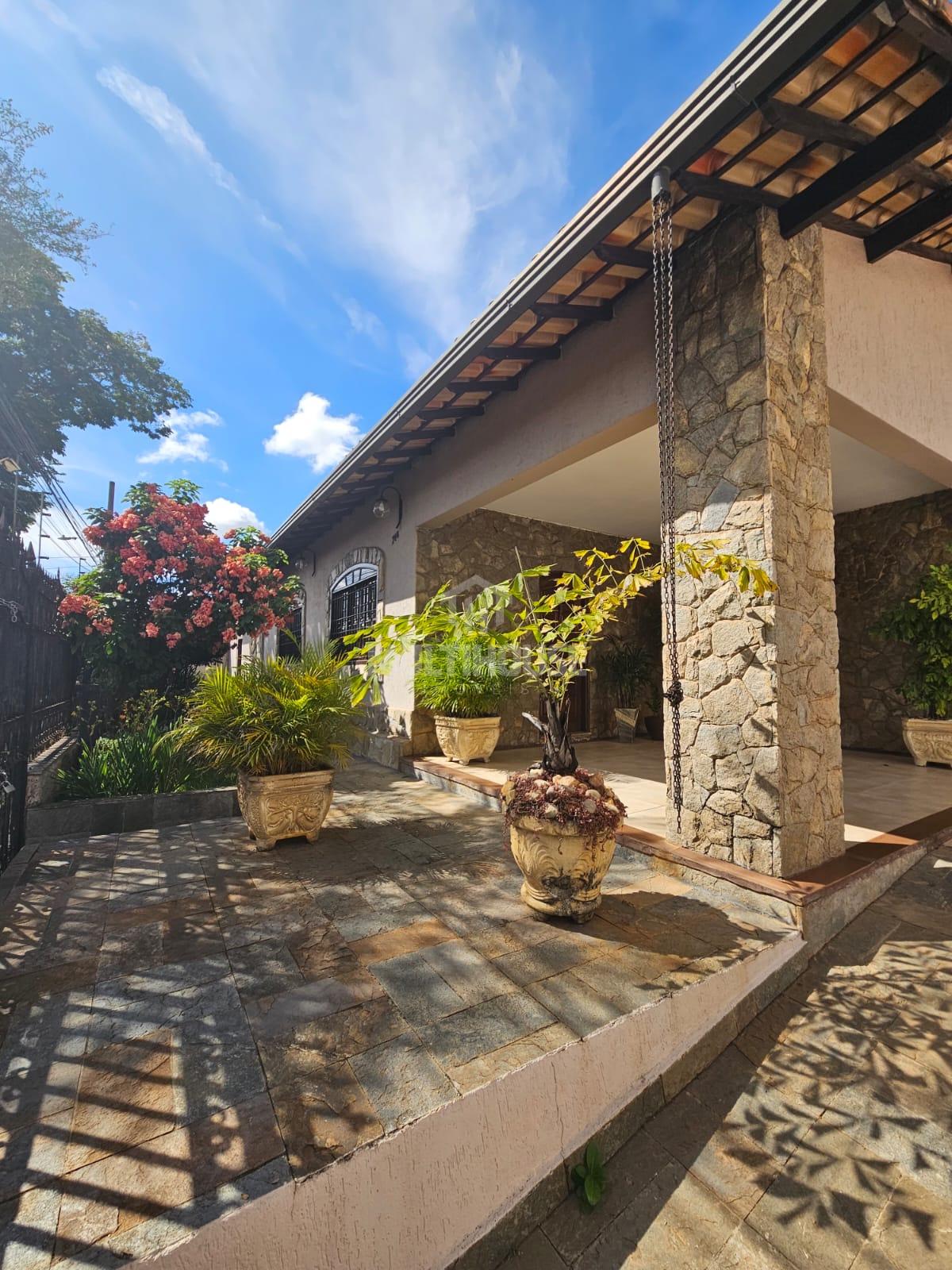 Casa com 249m  3 quartos, 1 suíte e 6 vagas para venda no bair...