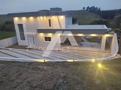 Linda Casa de Alto Padrão a venda Vale dos Lagos