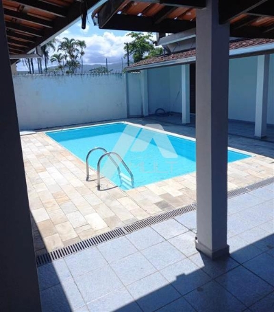 Ótima casa com 3 dormitórios á venda em Caraguatatuba-SP