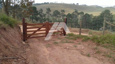 Terreno de 1500 metros, com três platôs, em Santa Branca - SP