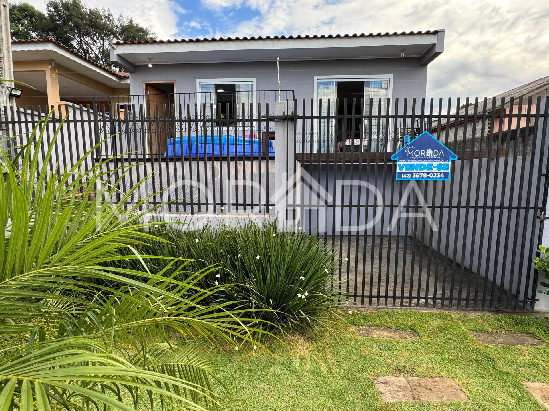 Casa a venda com deck e dois dormit?rios no bairro S?o Braz