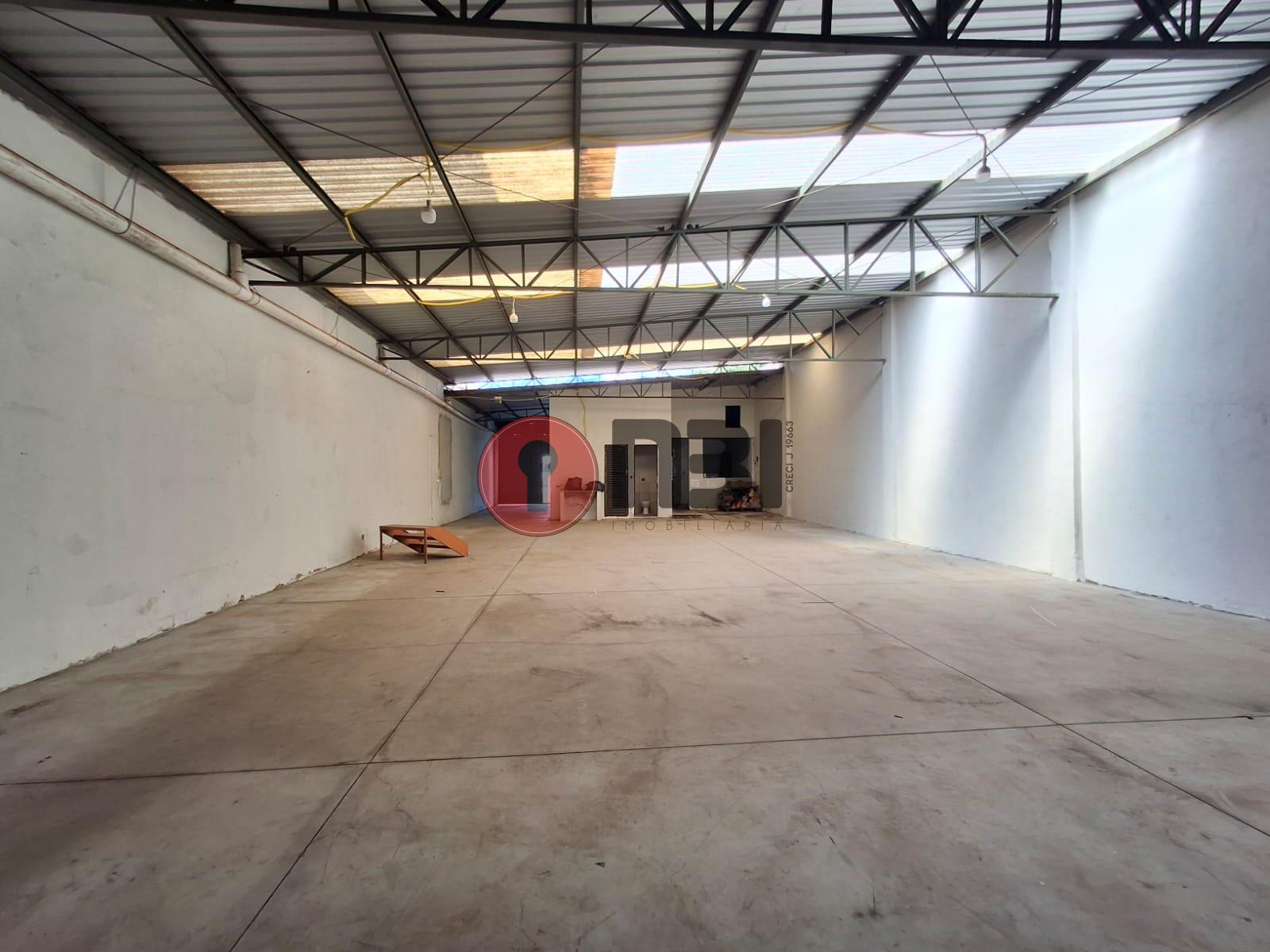 Galpão / Depósito / Armazém  para aluguel, 400m² — foto 2 de 8