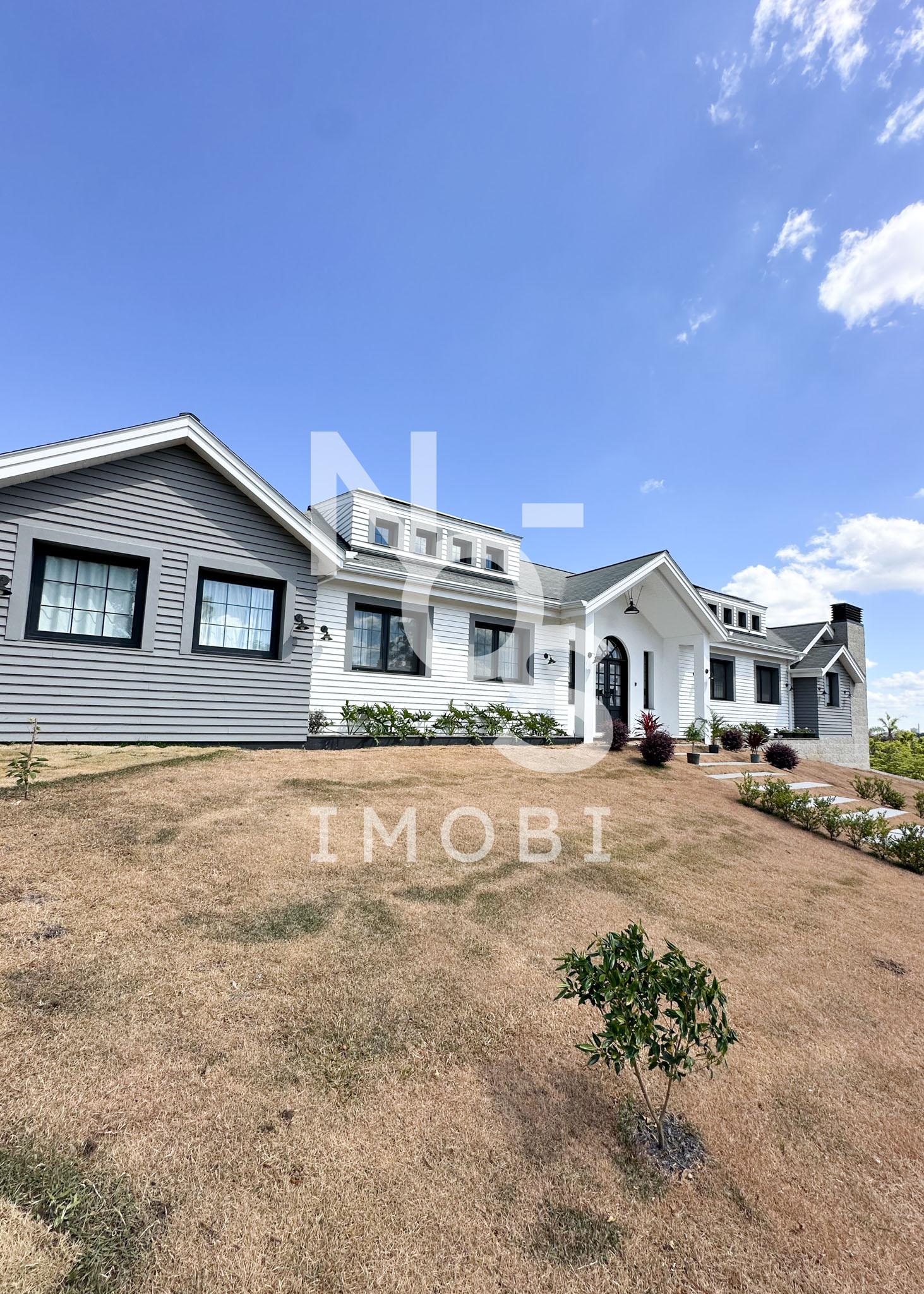 Casa Semimobiliada com 04 suítes à venda - Localizada no Bairr...