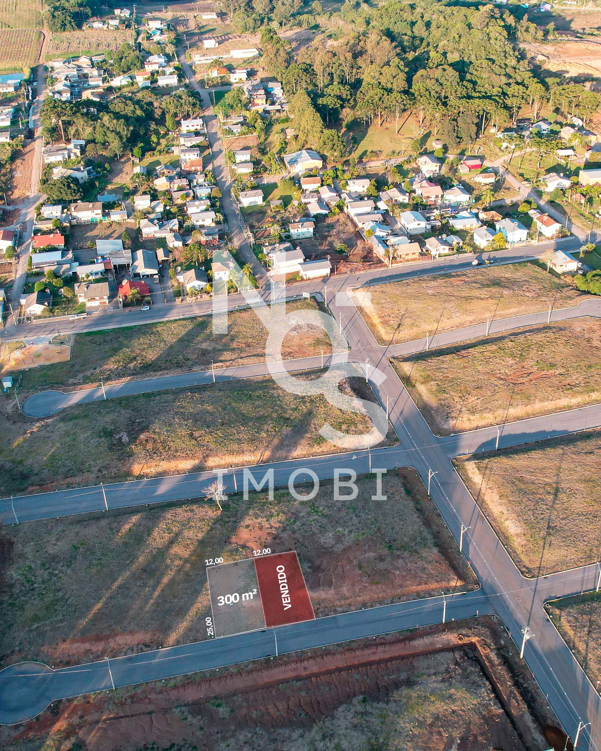 Terreno plano com acesso asfaltado no bairro Nova Roma em Flor...