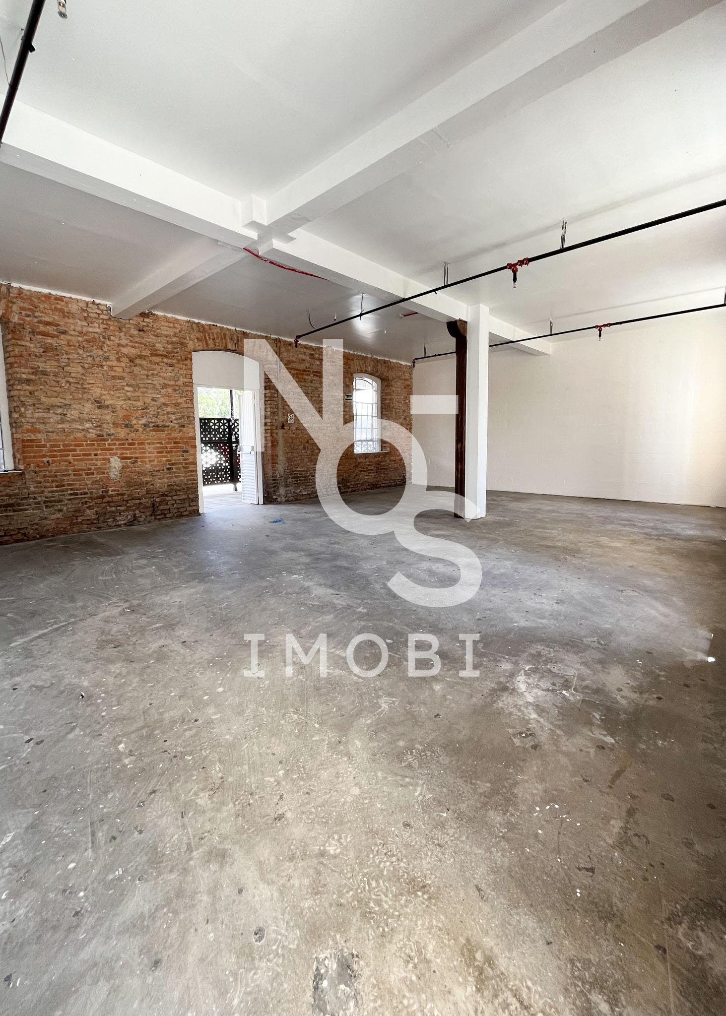 Sala Comercial com 110m  e ?rea externa - Bairro S?o Pelegrino