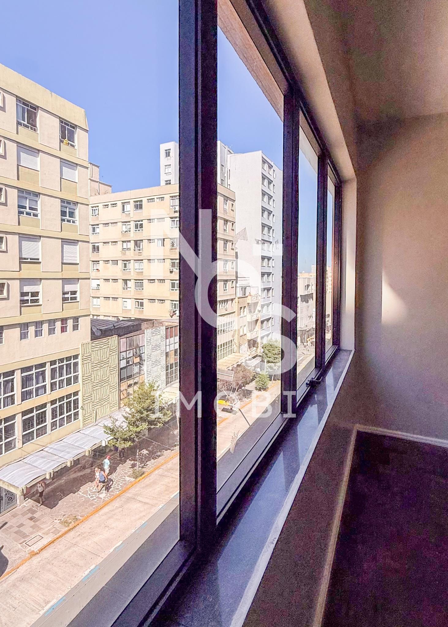 Sala comercial com 01 banheiro social sendo localizado no Centro.