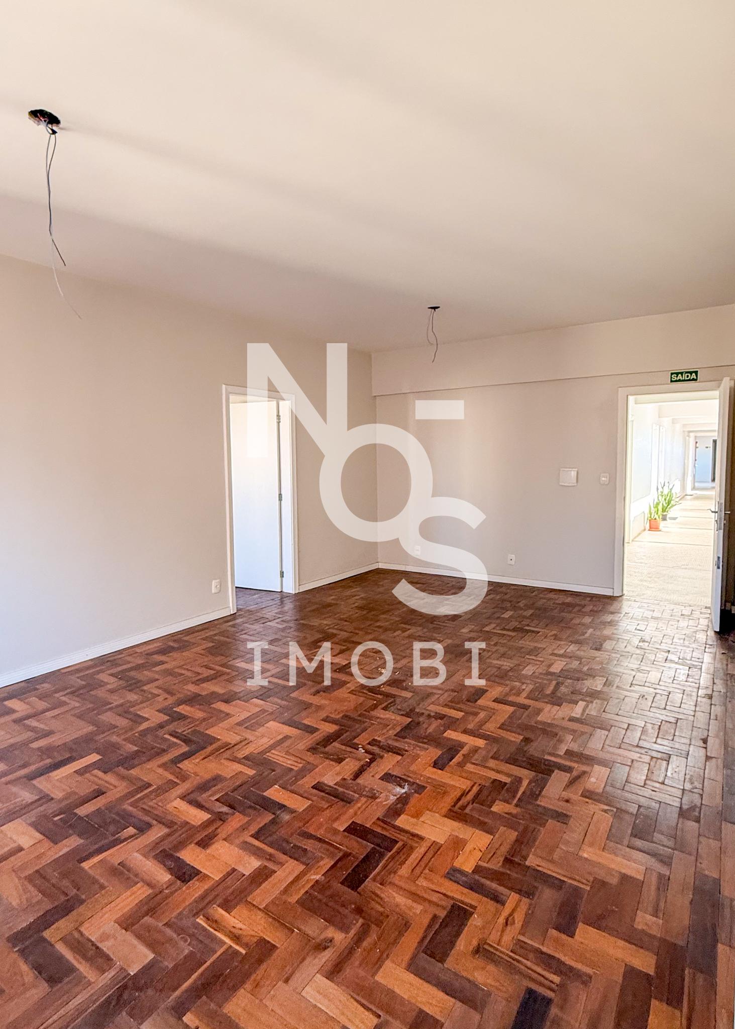 Sala comercial com 01 banheiro social sendo localizado no Centro.