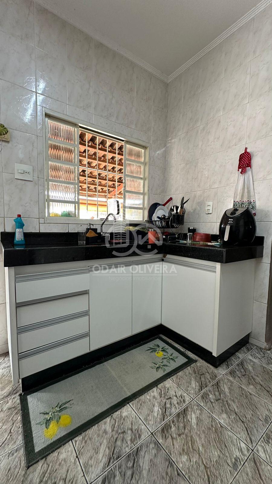 Casa com amplo terreno, 3 quartos ,  venda no Bairro Carmelo - Passos MG.