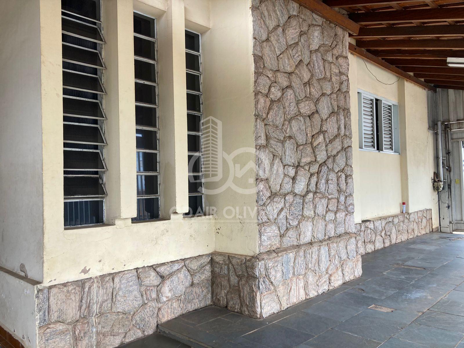Casa com trs quartos, no bairro Bela Vista, PASSOS - MG