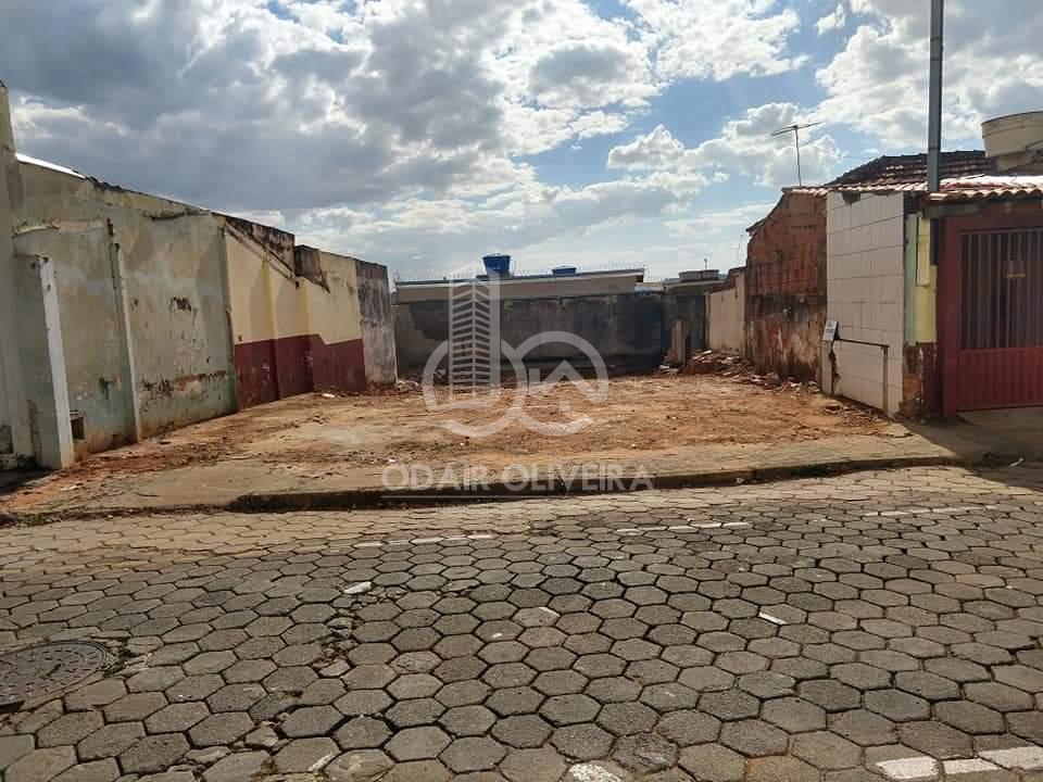 Terreno com Localização Atrativa, sendo 316m  à venda, CENTRO, PASSOS - MG