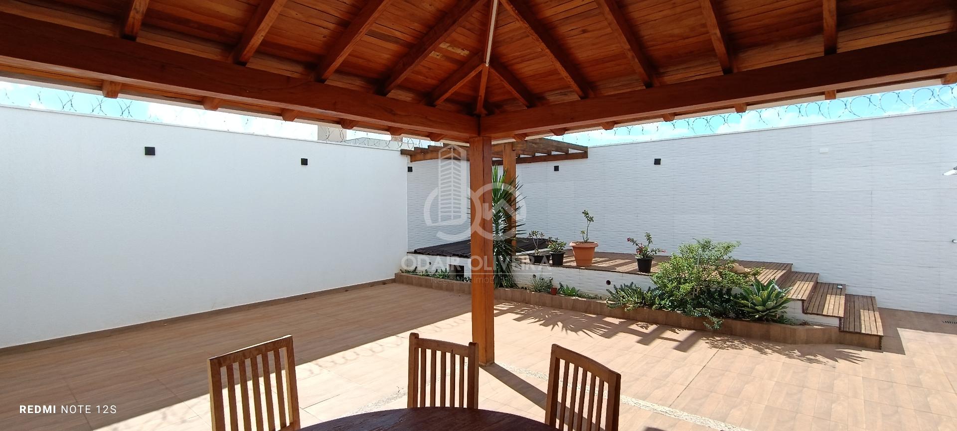 Casa de alto padro num dos bairros mais procurados da cidade . Onde vc encontra luxo e segurana ..