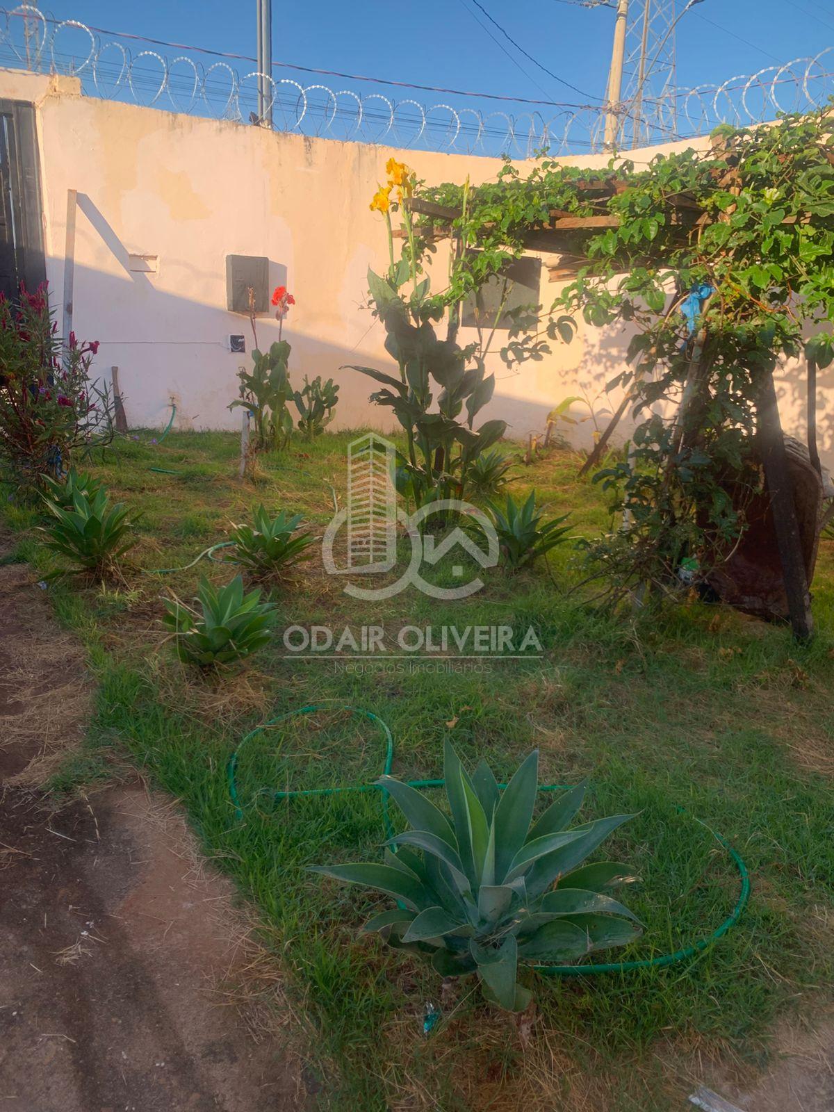 Casa a venda com 3 quartos sendo 1 sute , a menos de 10 minutos da Santa casa .