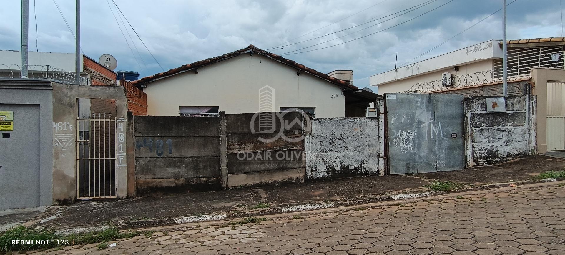 Casa a venda bairro Jardim Polivalente . Terreno com 300m e duas casas no lote .