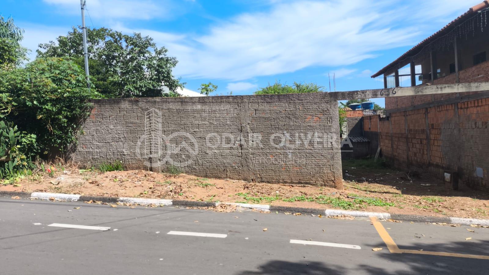 Terreno privilegiado no bairro Casarão, medindo proximamente 300 m  com casa