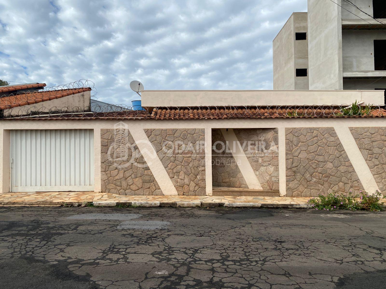 CASA COM 3 DORMITIROS SENDO 2 SUTES, PARA LOCAO N.S DAS GRAAS - PASSOS - MG
