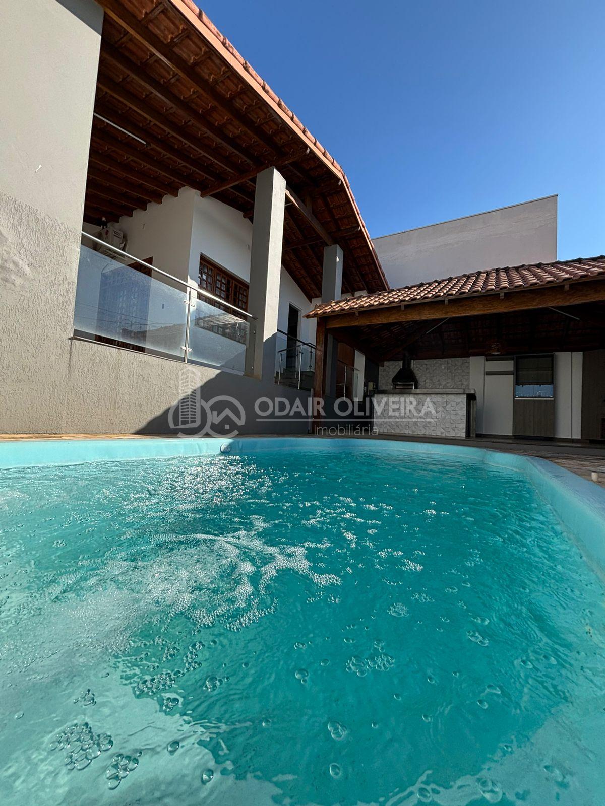 CASA A VENDA COM 3 DORMITORIOS SENDO 2  SUTES - BAIRRO VILA RICA - PASSOS-MG