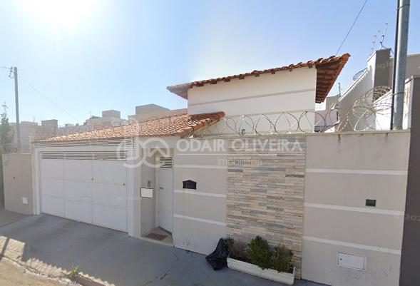 CASA A VENDA COM 3 DORMITORIOS SENDO 1 SUTE NO BAIRRO VILA RICA, PASSOS - MG