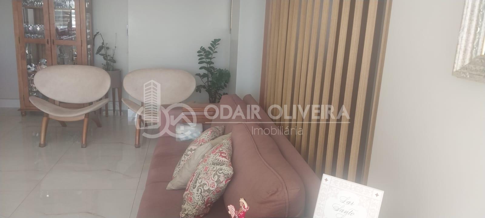 Apartamento no centro com armrios embutidos, dois quartos e uma sute