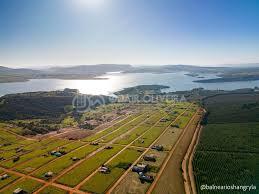 Lote a beira do lago de furnas no bairro shangryla com 250