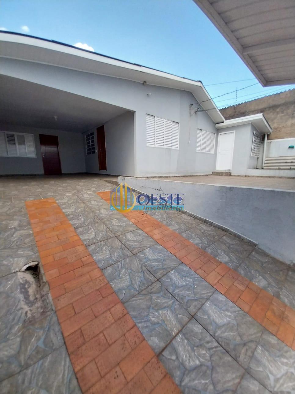 Duas casas no mesmo terreno, com piscina