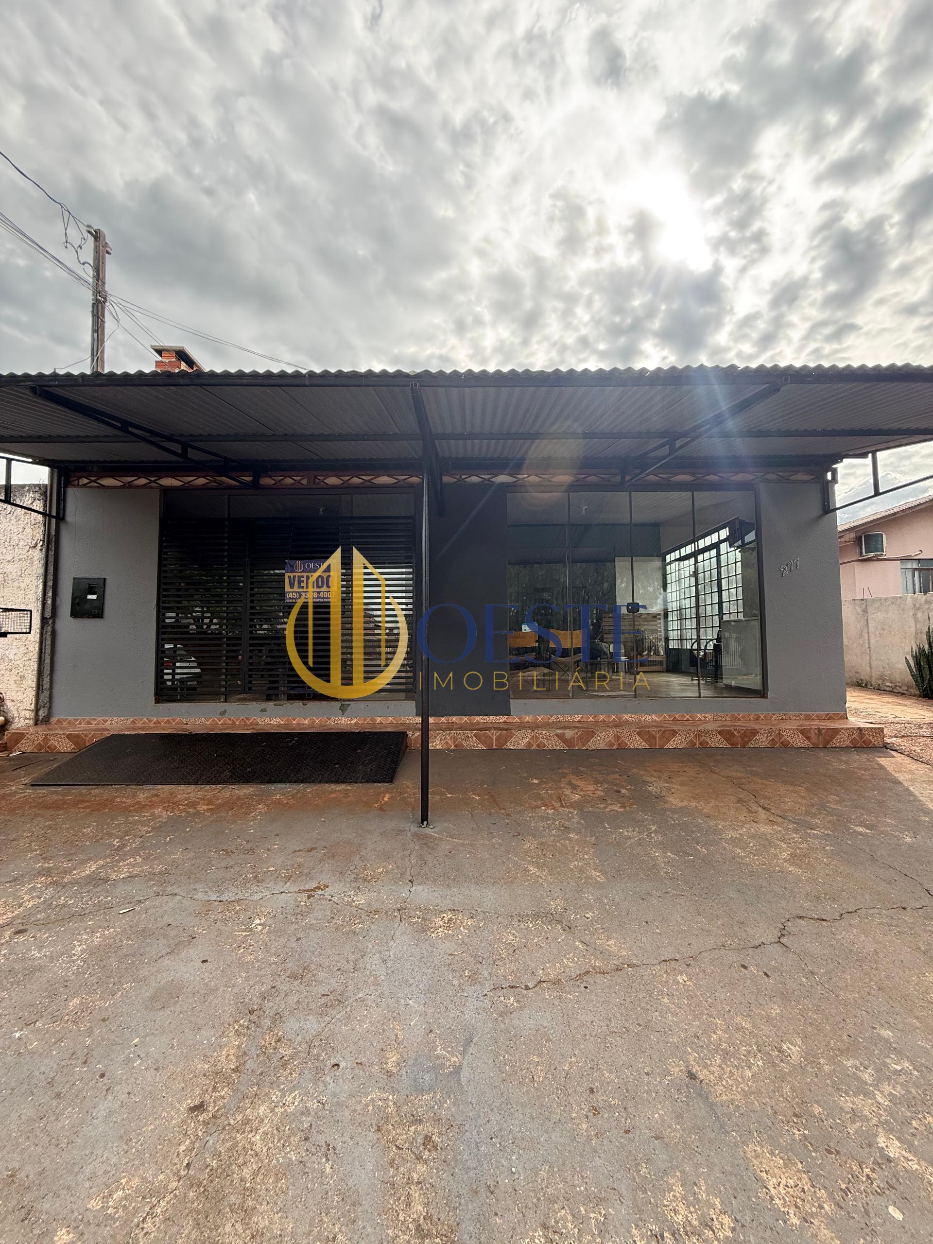 Terreno com 1 sala comercial e 2 casas no Santa Cruz