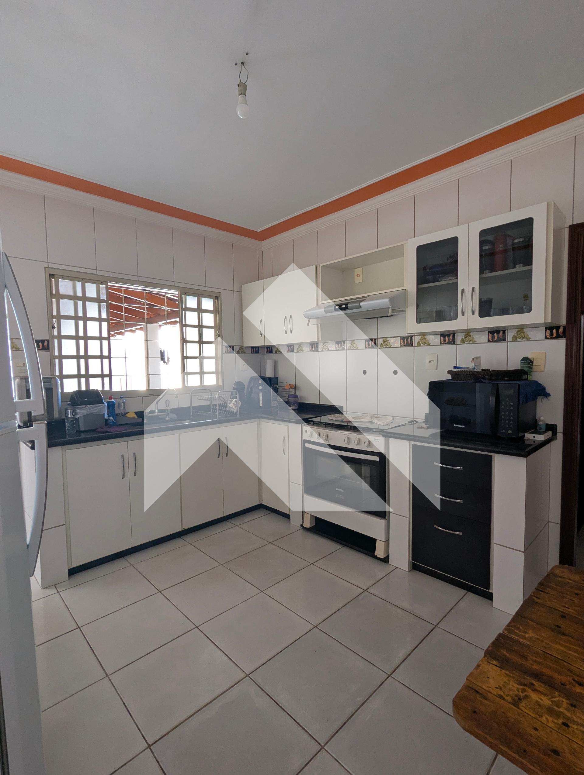 Casa no São Sebastião: 2 Qts (1 Suíte), Garagem Coberta e Vara...