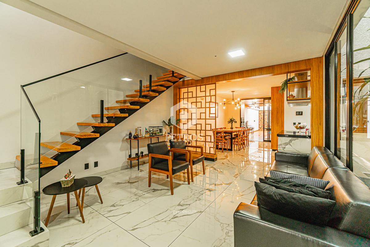 Sobrado Inteiramente MOBILIADO localizado no Jardim Gisela.