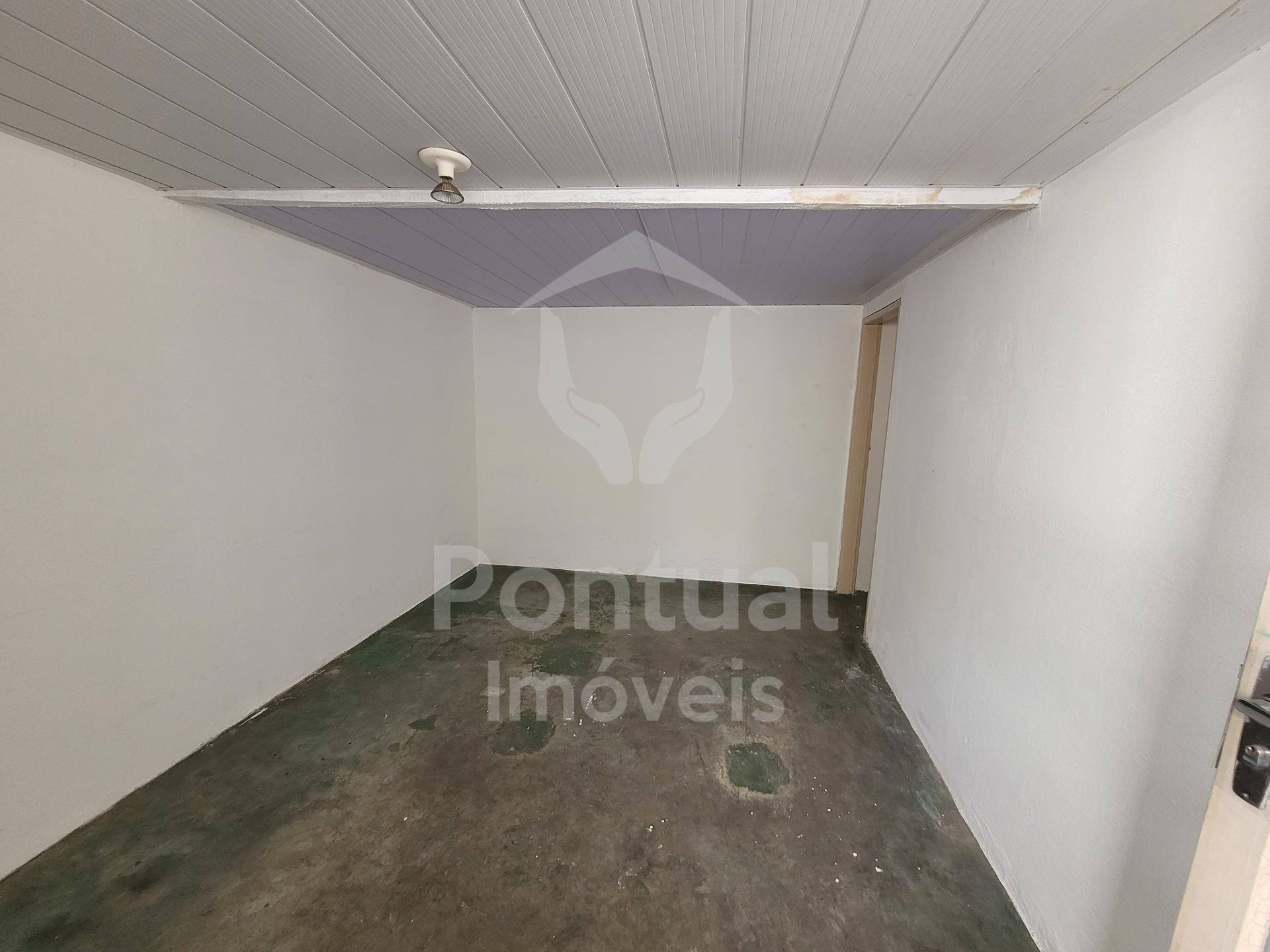 Casa fundo com 3 4, 2 Banheiros, Nossa Senhora Aparecida, UBER...