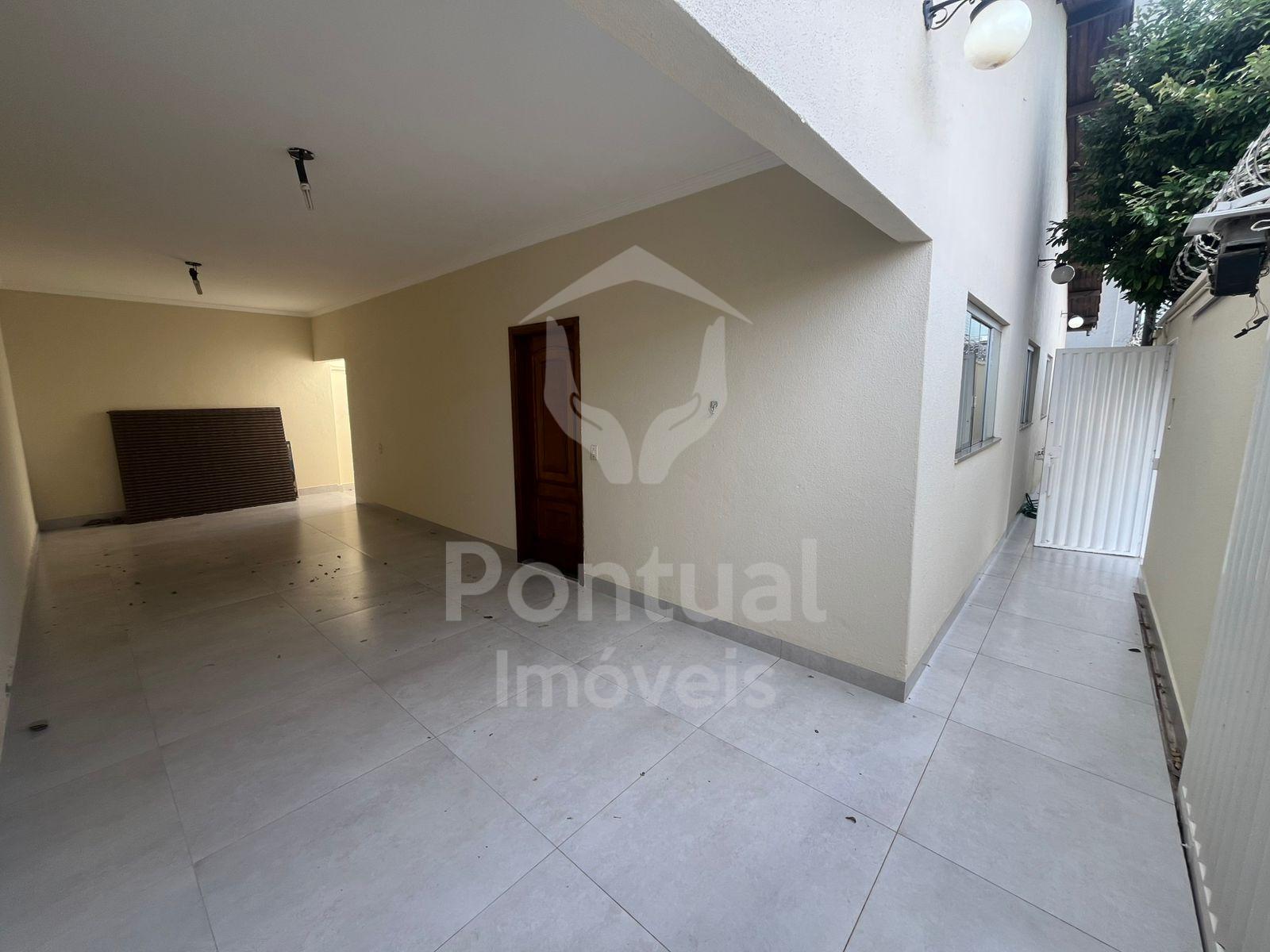 Casa à 3 quartos sendo 1 suíte, Segismundo Pereira, UBERLANDIA...