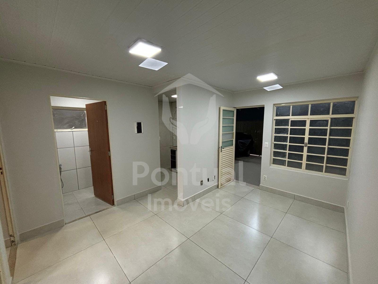 Casa ? venda, com 2 quartos, Monte Hebron, UBERLANDIA - MG