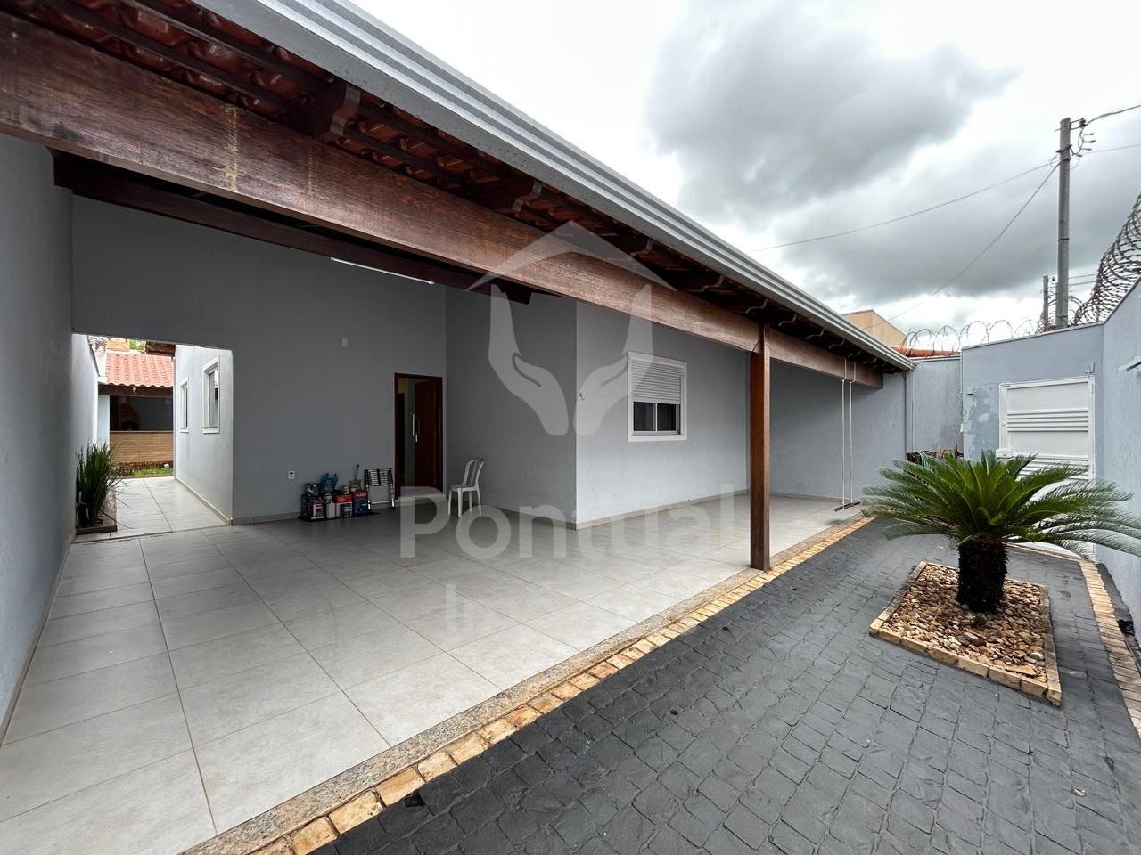 Casa à venda, com 4 4 sendo 1 suíte, Chácaras Tubalina e Quart...