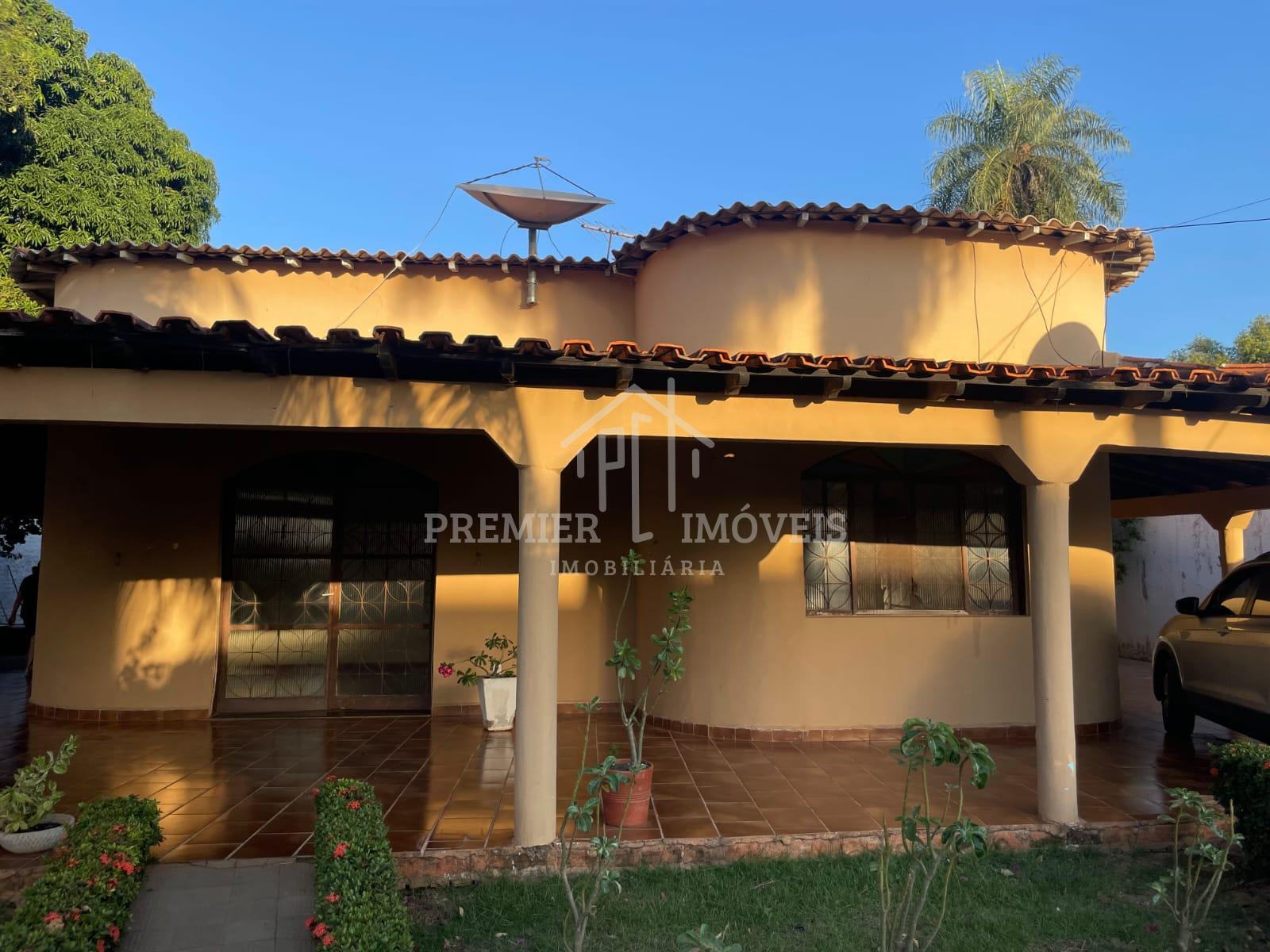 Vendo casa localizada no Cristo Rei, Contendo 1 quarto, 2 suítes e piscina