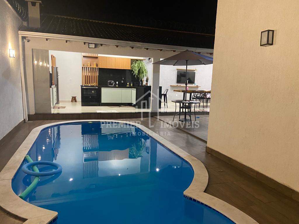 Vendo casa localizada no Parque do Lago em Várzea Grande, 3 Quartos.