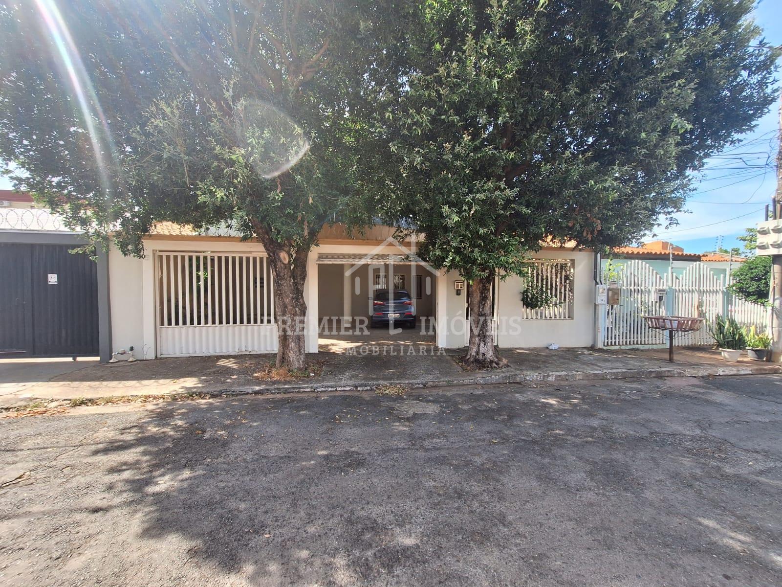 Vende casa no Bairro Morada do Ouro, 3 suítes, 3 salas, piscina