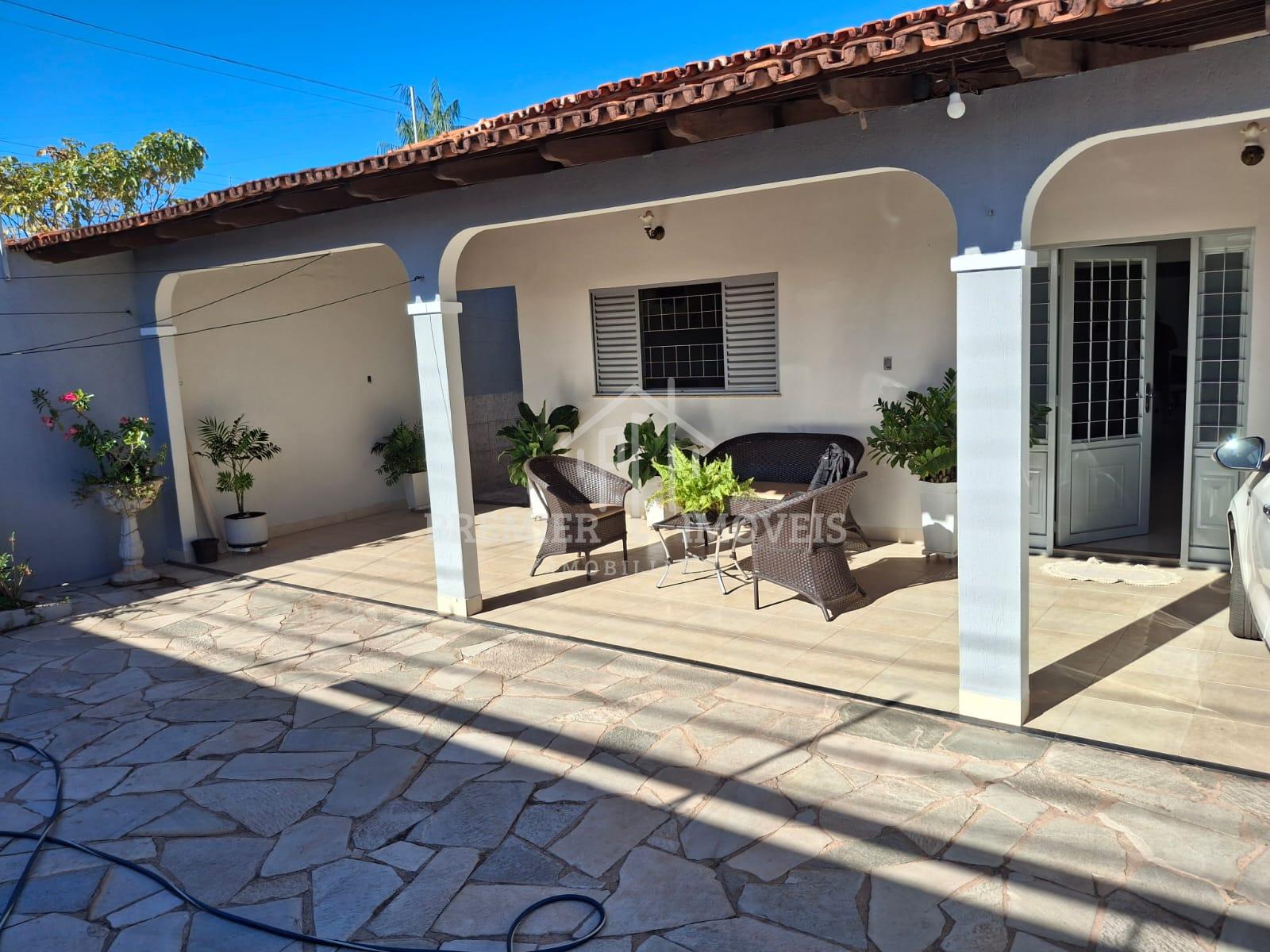 Alugo casa localizada no CPA II com 2 suítes, 1 quarto e 3 banheiros