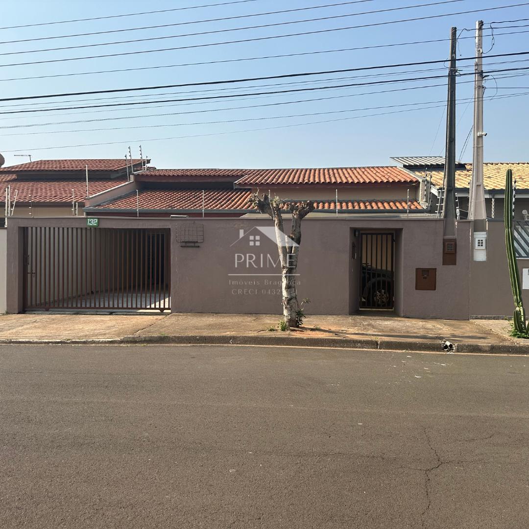 Casa Térrea com 4 Quartos, 2 Suítes, Garagem para 4 Carros e Q...